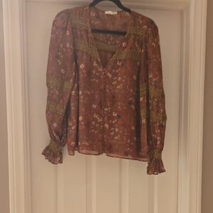 Chic Floral V-Neck Blouse with Lace Accents